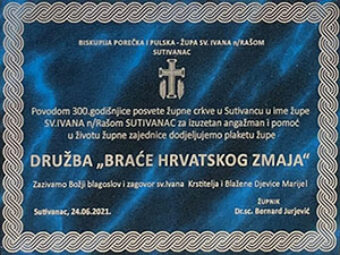 Porečka i Pulska biskupija – Župa sv. Ivana n/Rašom Sutivanac dodijelila plaketu Družbi „Braća Hrvatskoga Zmaja“, 7. srpnja 2021.