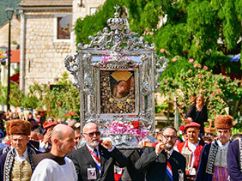 Na blagdan Velike Gospe u Sinju Družbi „Braća Hrvatskoga Zmaja“ pripala čast nositi sliku Čudotvorne Gospe Sinjske, Sinj, 15. kolovoza 2023.