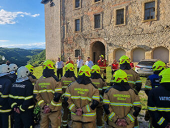 Održana složena vatrogasna vježba koja je imala za cilj pokazati sve dobre i loše strane obrane od požara Staroga grada Ozlja, 18. svibnja 2024.