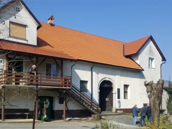Lovorov vijenac na rodnoj kući Emilija Laszowskog, Zmaja Brloškog i Ozaljskog,  Brlog na Kupi, 1. travnja 2019.