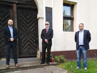 Polaganje vijenca ispred rodne kuće Emila Laszowskog, prazmaja Brloškog i Ozaljskog, osnivača Družbe, Brlog, 6. svibnja 2020.
